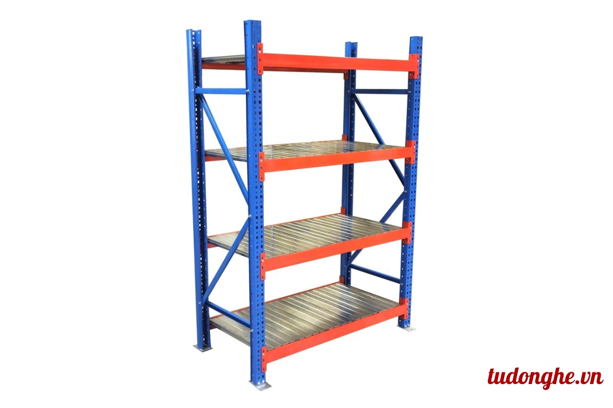 Tiến hành lắp ráp khung kệ