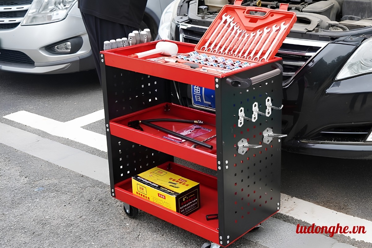 Xe đẩy dụng cụ trong sửa chữa ô tô